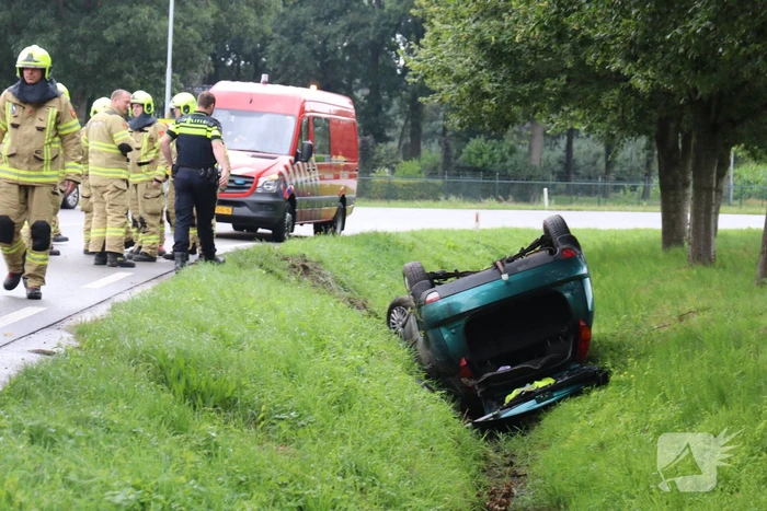Auto vliegt uit de bocht en belandt op dak