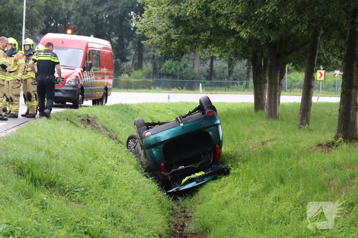 Auto vliegt uit de bocht en belandt op dak