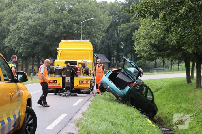 Auto vliegt uit de bocht en belandt op dak