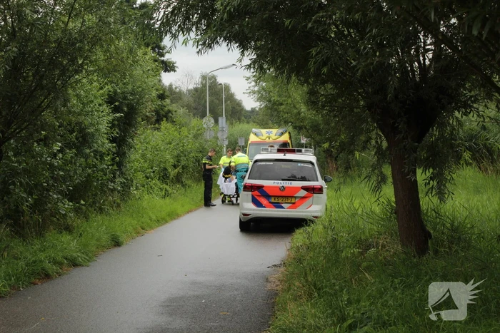 Jonge vrouw gewond na val van fiets