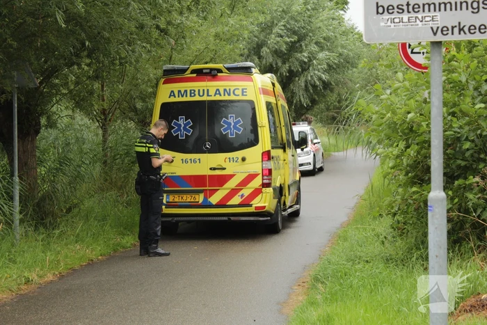 Jonge vrouw gewond na val van fiets