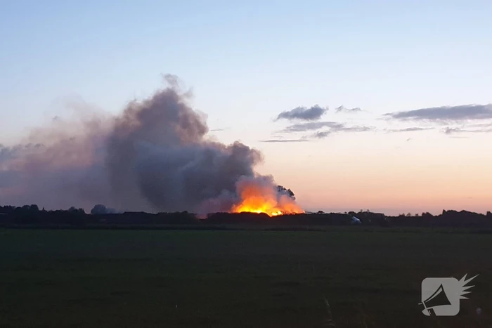 Grote brand in berg groenafval van groenrecyclingbedrijf Wagro