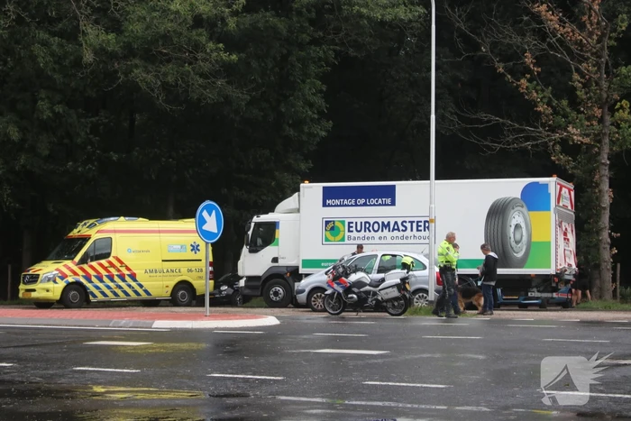 Vrachtwagen botst op personenauto