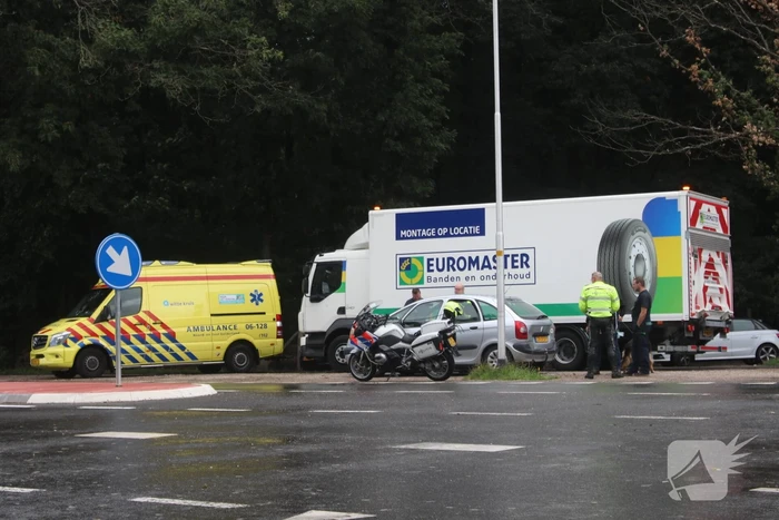 Vrachtwagen botst op personenauto