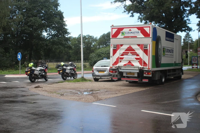 Vrachtwagen botst op personenauto