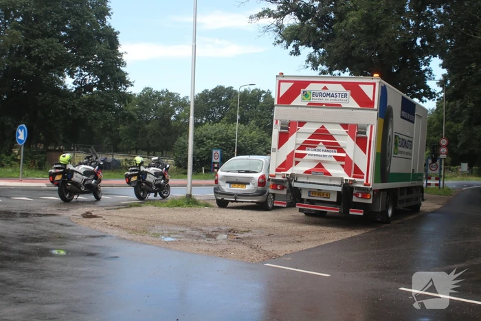 Vrachtwagen botst op personenauto