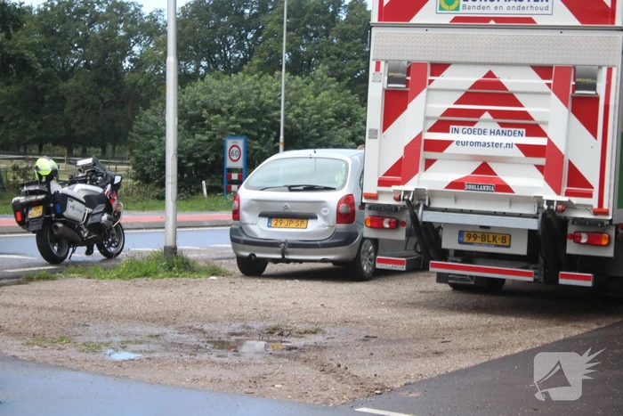 Vrachtwagen botst op personenauto