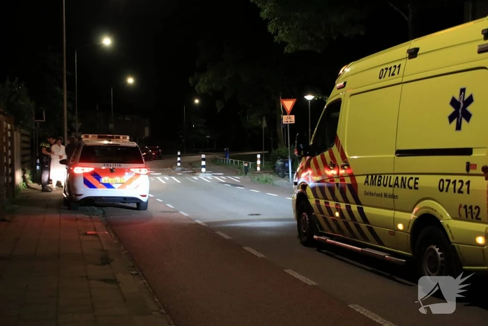 Snorscooter klapt op paal bij oversteekplaats, jonge dame buiten westen