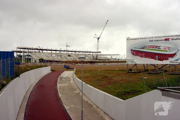 Deel dak AZ-stadion stort in door storm