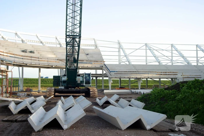 Deel dak AZ-stadion stort in door storm