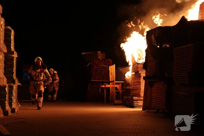 Brand in veranda slaat over naar houthandel
