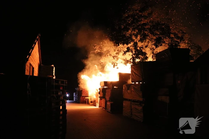 Brand in veranda slaat over naar houthandel