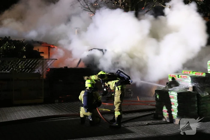 Brand in veranda slaat over naar houthandel