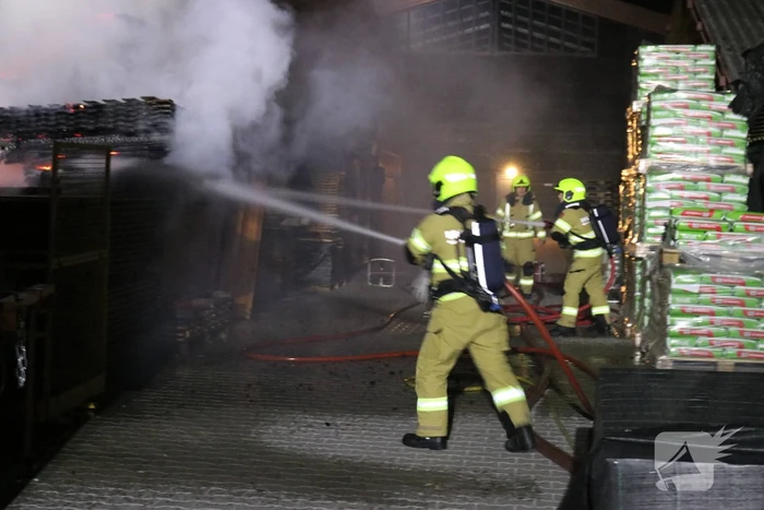 Brand in veranda slaat over naar houthandel
