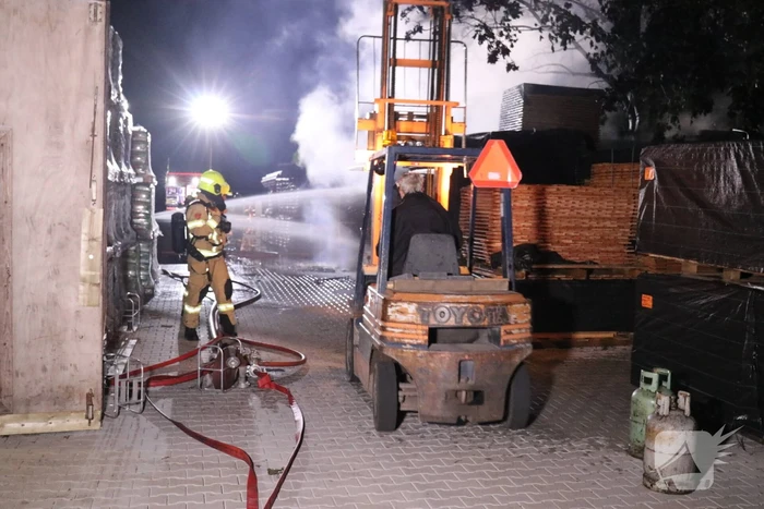 Brand in veranda slaat over naar houthandel