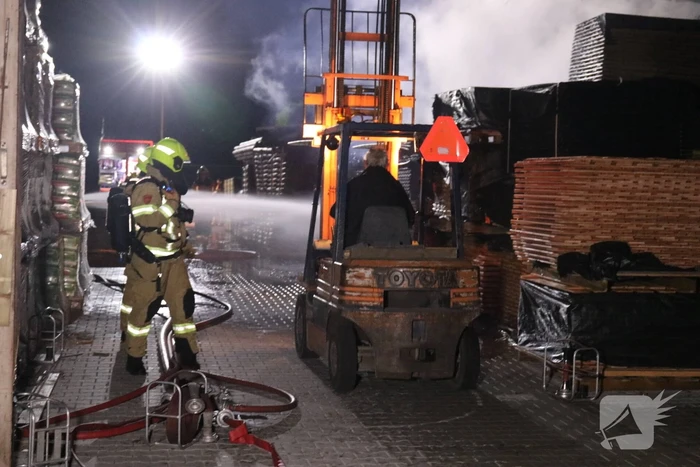Brand in veranda slaat over naar houthandel