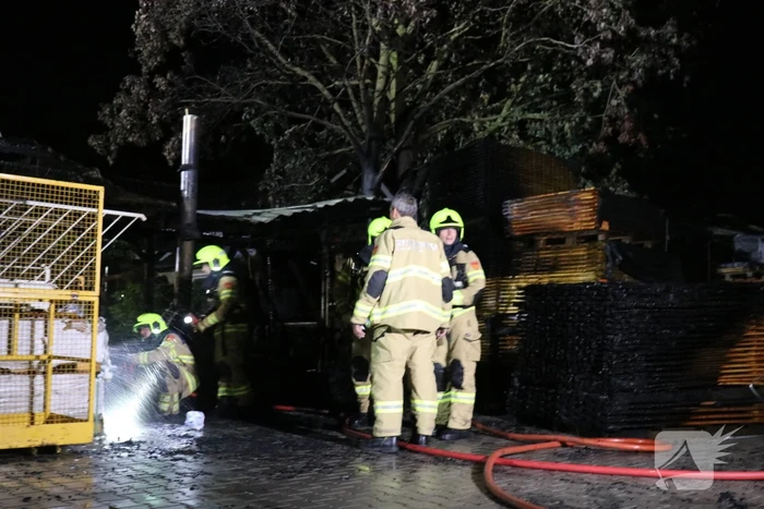 Brand in veranda slaat over naar houthandel