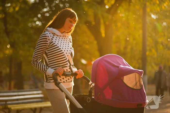 Baby gewond na aanrijding met auto, automobilist rijdt door