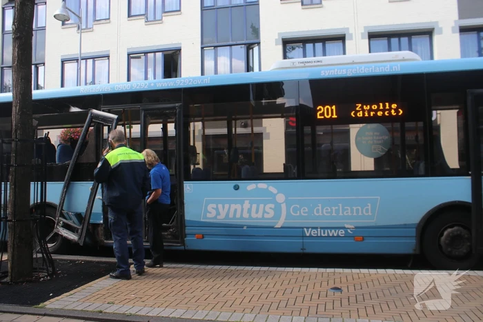 Stadsbus botst met auto