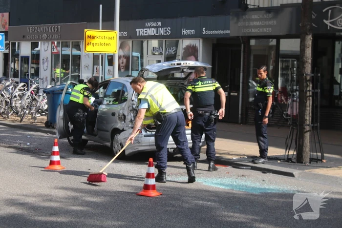 Stadsbus botst met auto