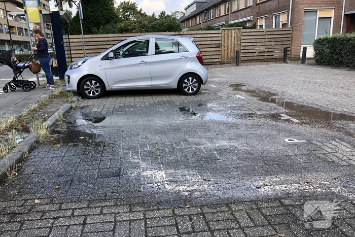 Parkeerplaats blank door kapotte waterleiding