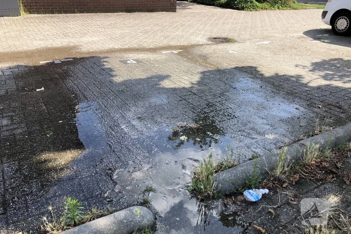 Parkeerplaats blank door kapotte waterleiding