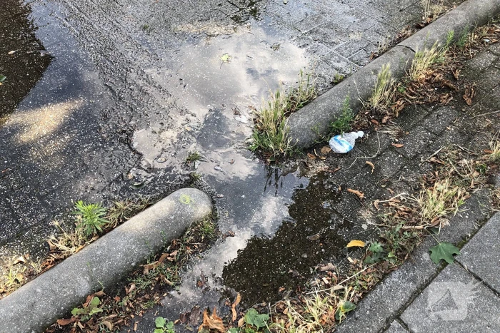 Parkeerplaats blank door kapotte waterleiding