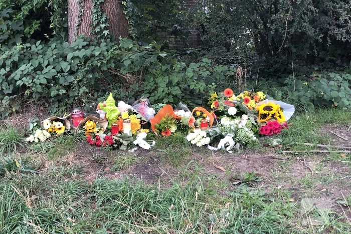 Bloemen neergelegd op plek doodgereden man (26)