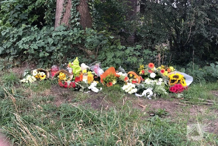 Bloemen neergelegd op plek doodgereden man (26)