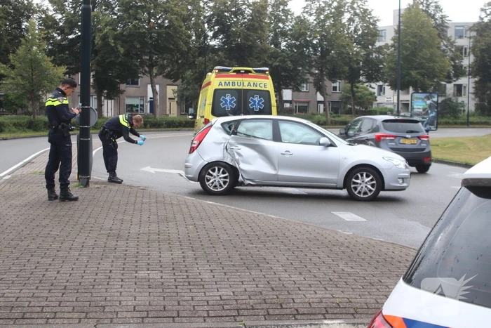 Auto botst op lantaarnpaal