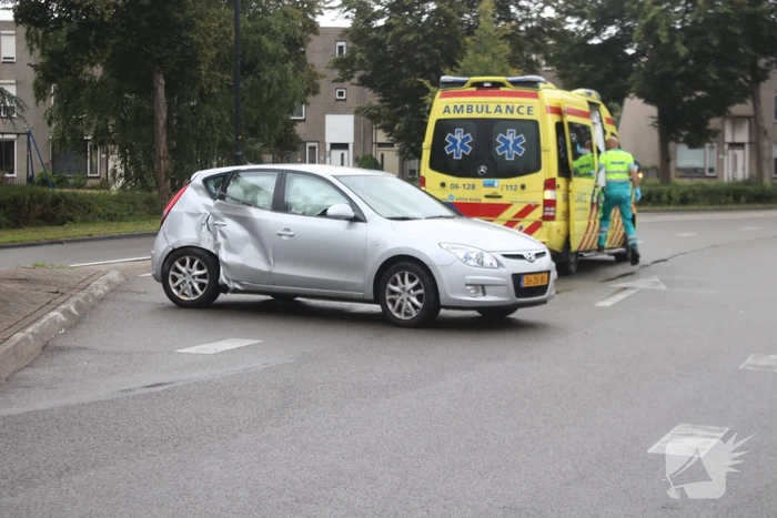 Auto botst op lantaarnpaal