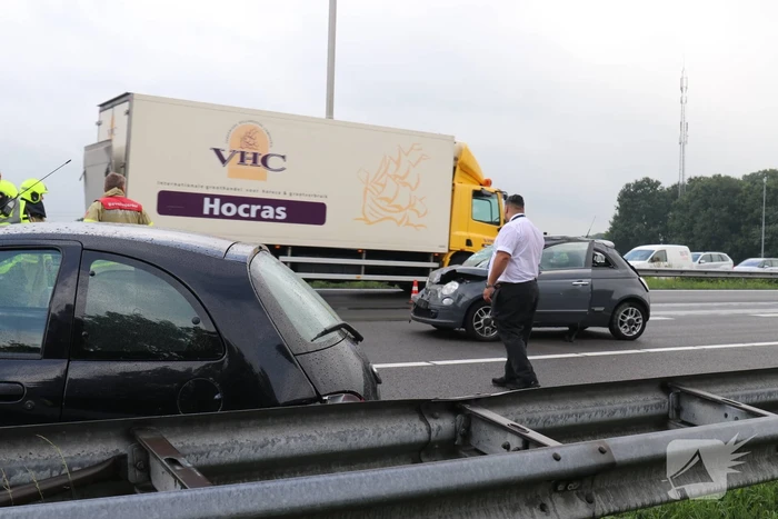 Flinke crash tussen vier voertuigen