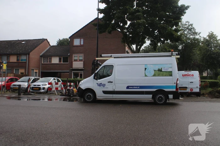 Gesprongen waterleiding onder bushalte