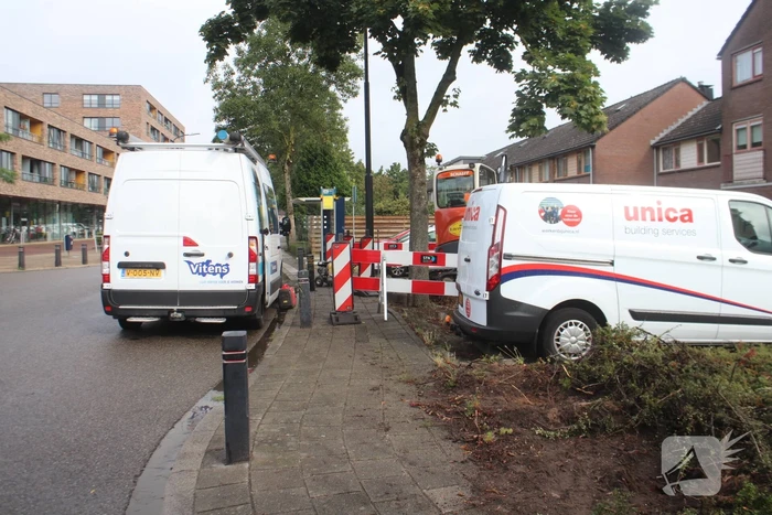 Gesprongen waterleiding onder bushalte