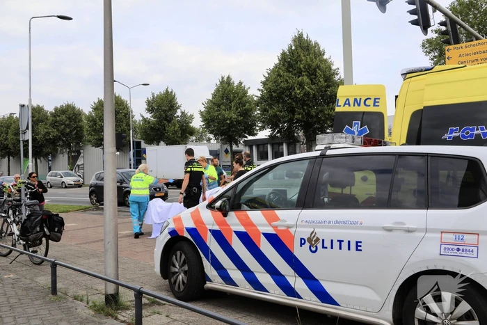 Oudere vrouw van haar fiets gereden