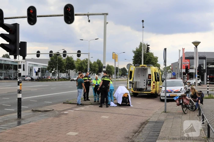 Oudere vrouw van haar fiets gereden