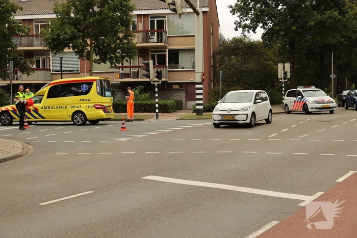 Snorscootster over de kop geslagen na aanrijding