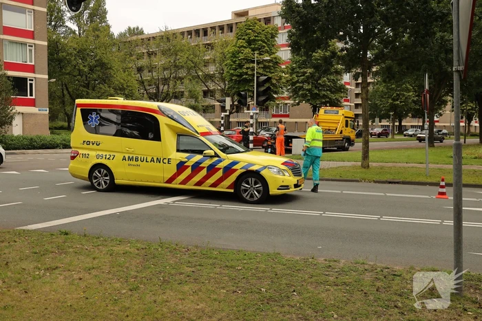 Snorscootster over de kop geslagen na aanrijding