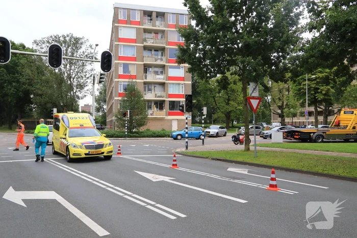 Snorscootster over de kop geslagen na aanrijding