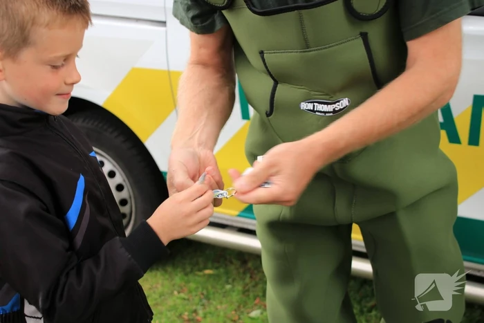 Jeugd helpt dierenambulance met redden van eend
