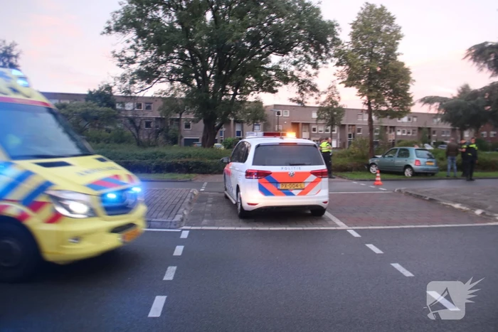 Auto botst op boom
