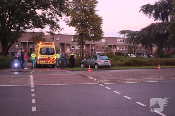 Auto botst op boom