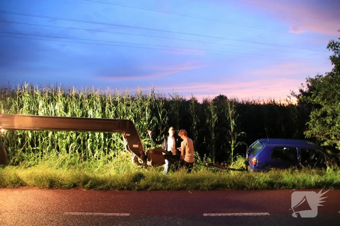 Auto belandt in sloot