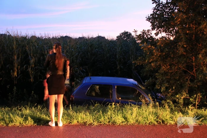 Auto belandt in sloot