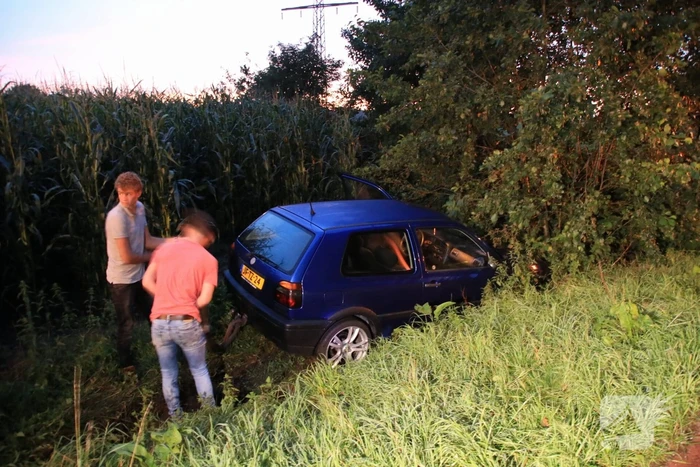 Auto belandt in sloot