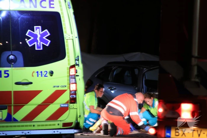 Vrouw overleden na botsing tegen boom