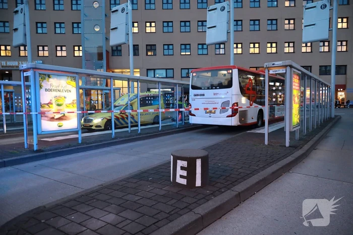 Man (39) schrikt en valt achterover