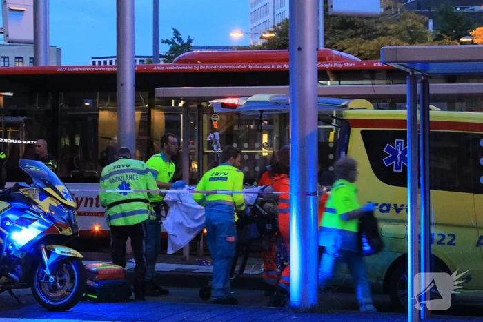 Man (39) schrikt en valt achterover