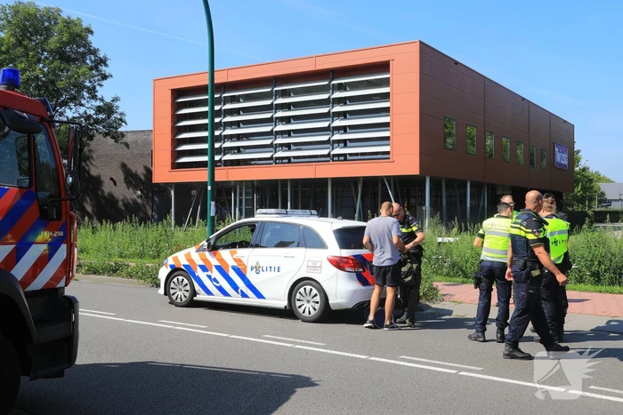 Auto vliegt uit de bocht ramt lantaarnpaal; bestuurder aangehouden