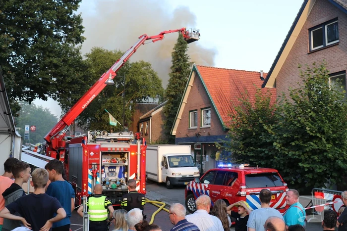 Personen vermist bij flinke brand in pand Leger des Heils